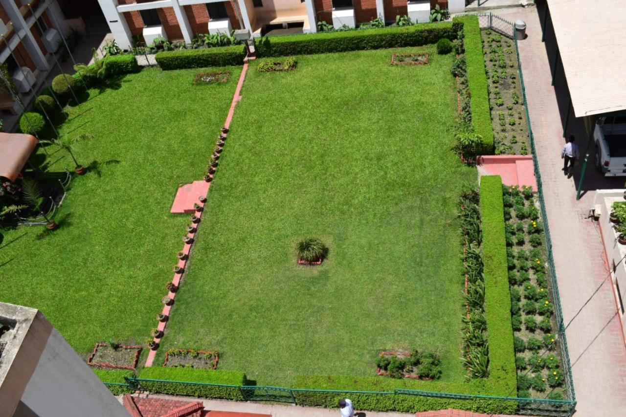 Alpine Hotel & Apartment Kathmandu Exterior foto